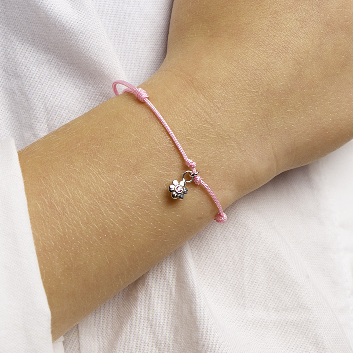 Roze gevlochten kinderarmband met bloemetje en roze zirkonia - Lengte 9 - 19 cm
