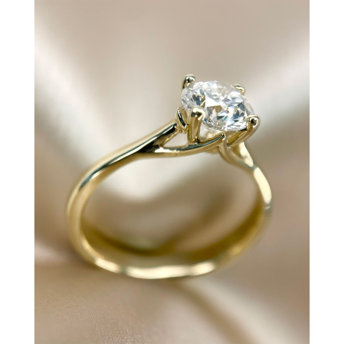 Solitair ring van 14-karaat goud met lab grown diamond 1.00 crt van 4 mm breed