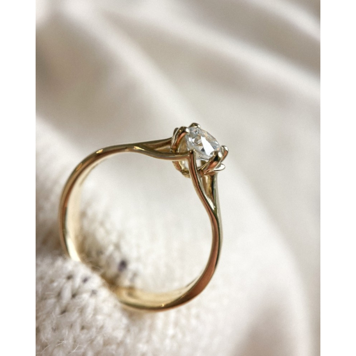 Solitair ring van 14-karaat goud met lab grown diamond 1.00 crt van 4 mm breed