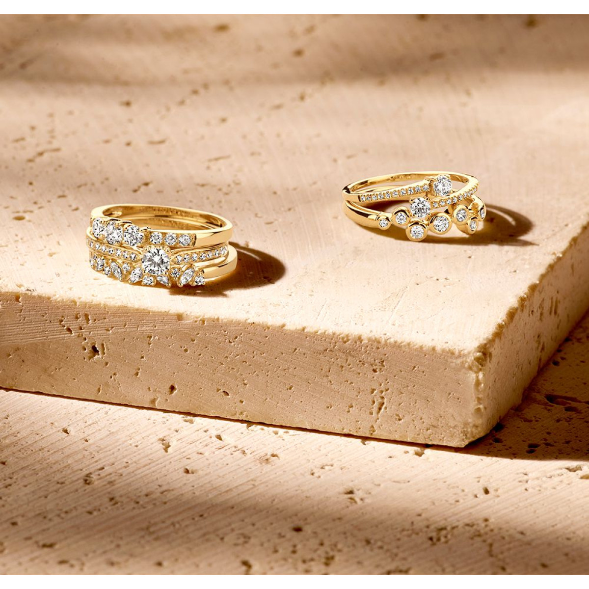 Solitaire ring van goud met zirkonia in hartjes zetting en zijstenen