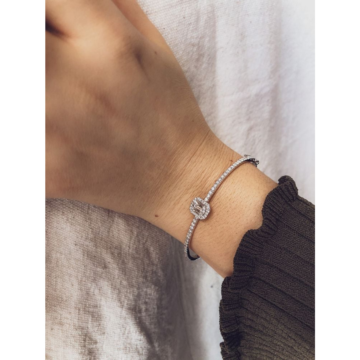 Witgouden bangle met schitterende diamanten 1.18 crt