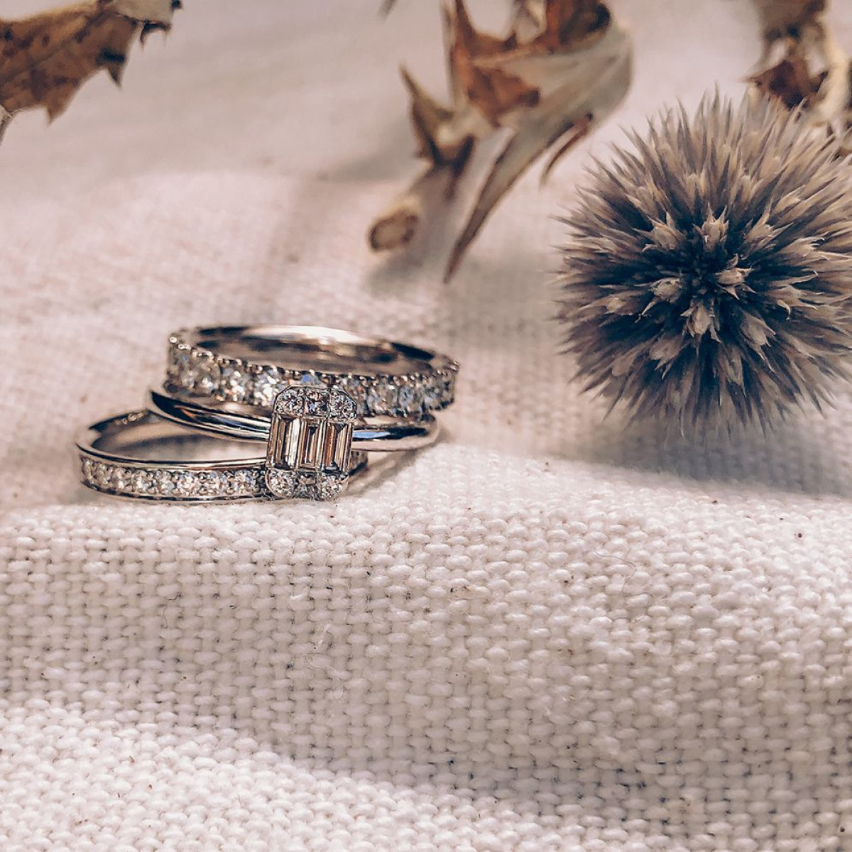 Witgouden ring baguette en briljant geslepen diamant 0.26 crt.