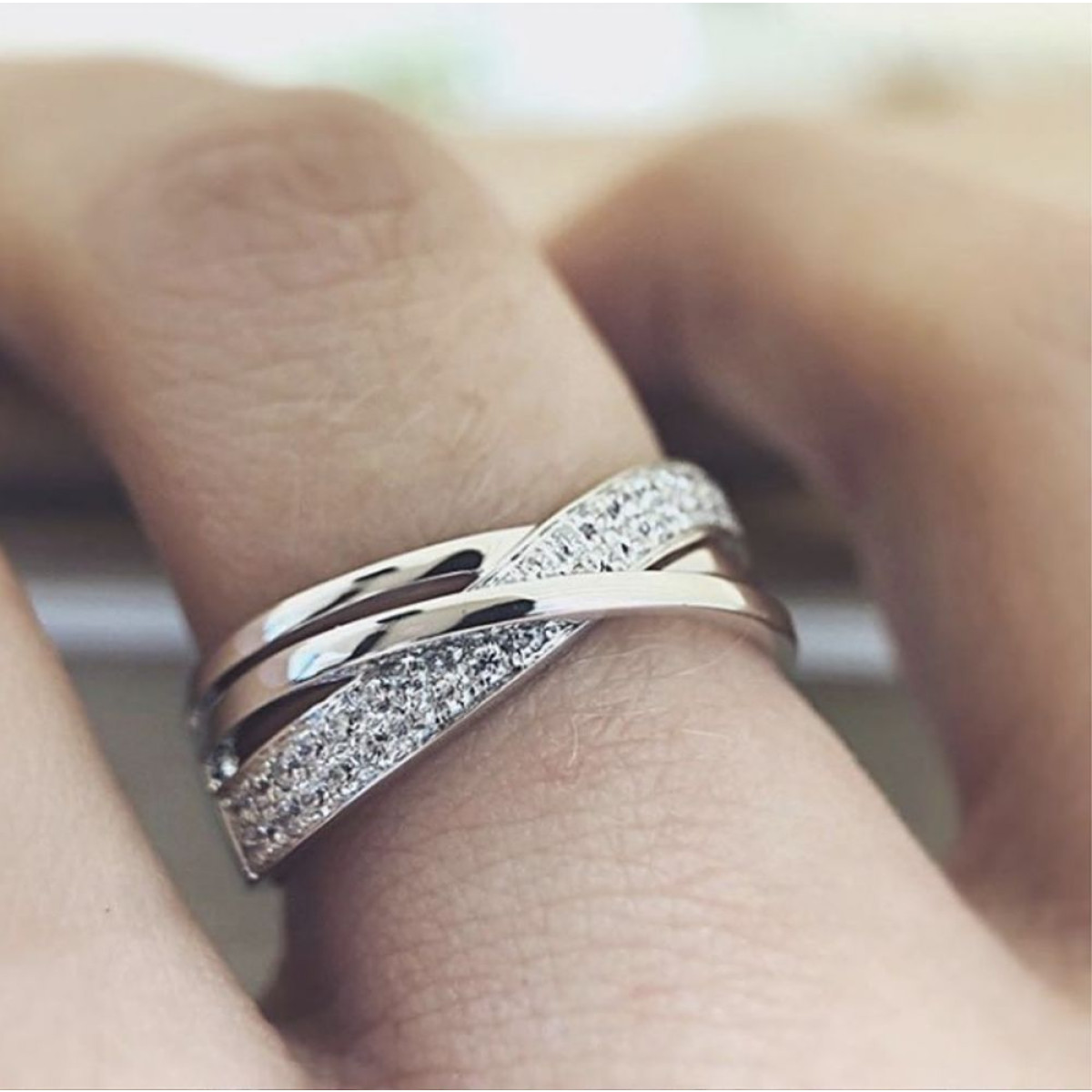 Witgouden ring met gedraaid pavé van zirkonia 7.3 mm
