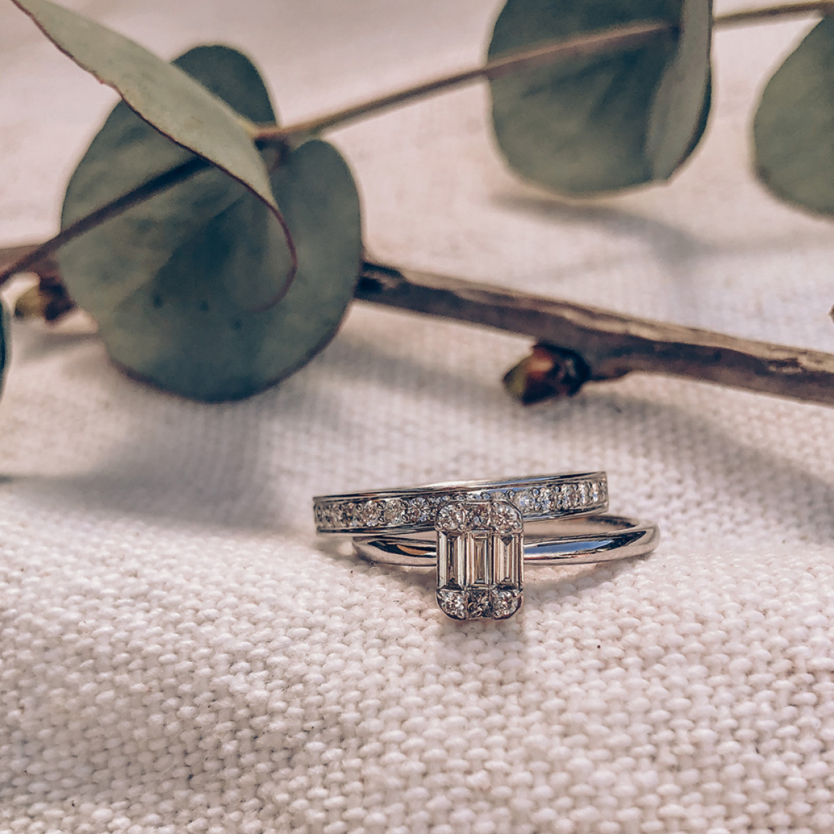 Witgouden ring met rij diamanten halfrondom 0.27 crt.