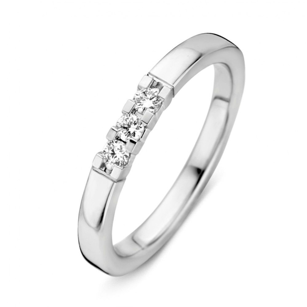Witgouden ring met rij van drie briljanten 0.15 crt.