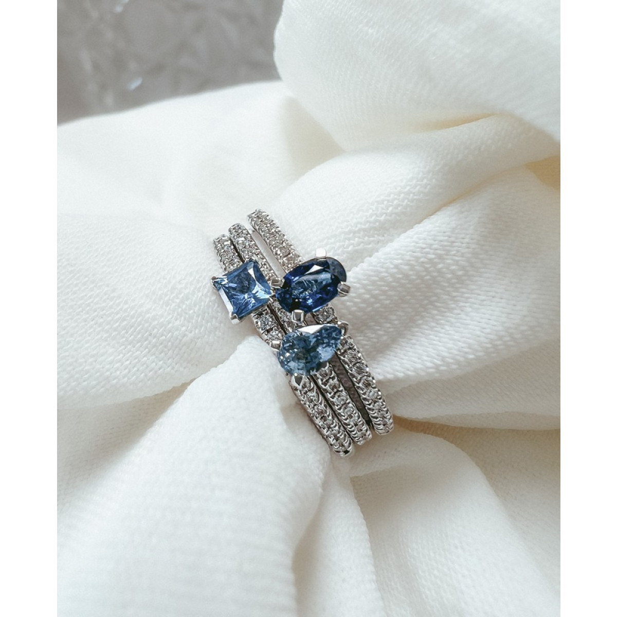 Witgouden ring met vierkante blauwe saffier en diamanten 0.10 crt