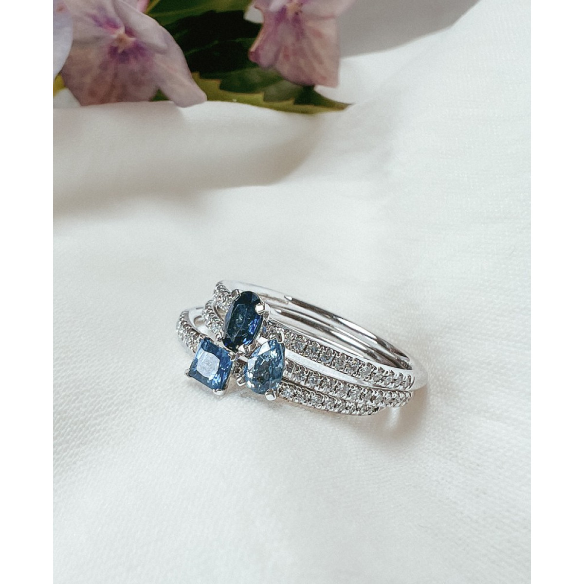Witgouden ring met vierkante blauwe saffier en diamanten 0.10 crt