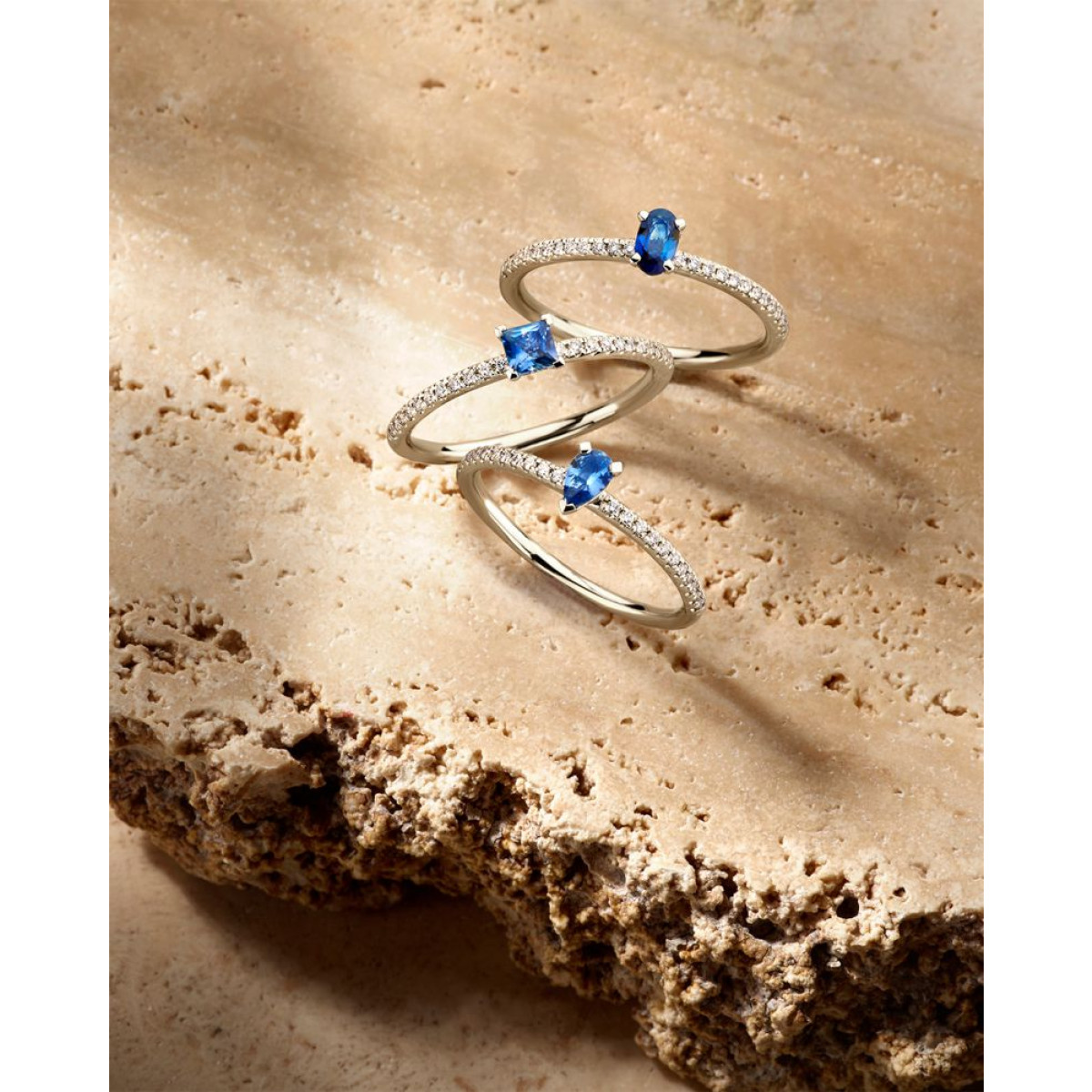 Witgouden ring met vierkante blauwe saffier en diamanten 0.10 crt