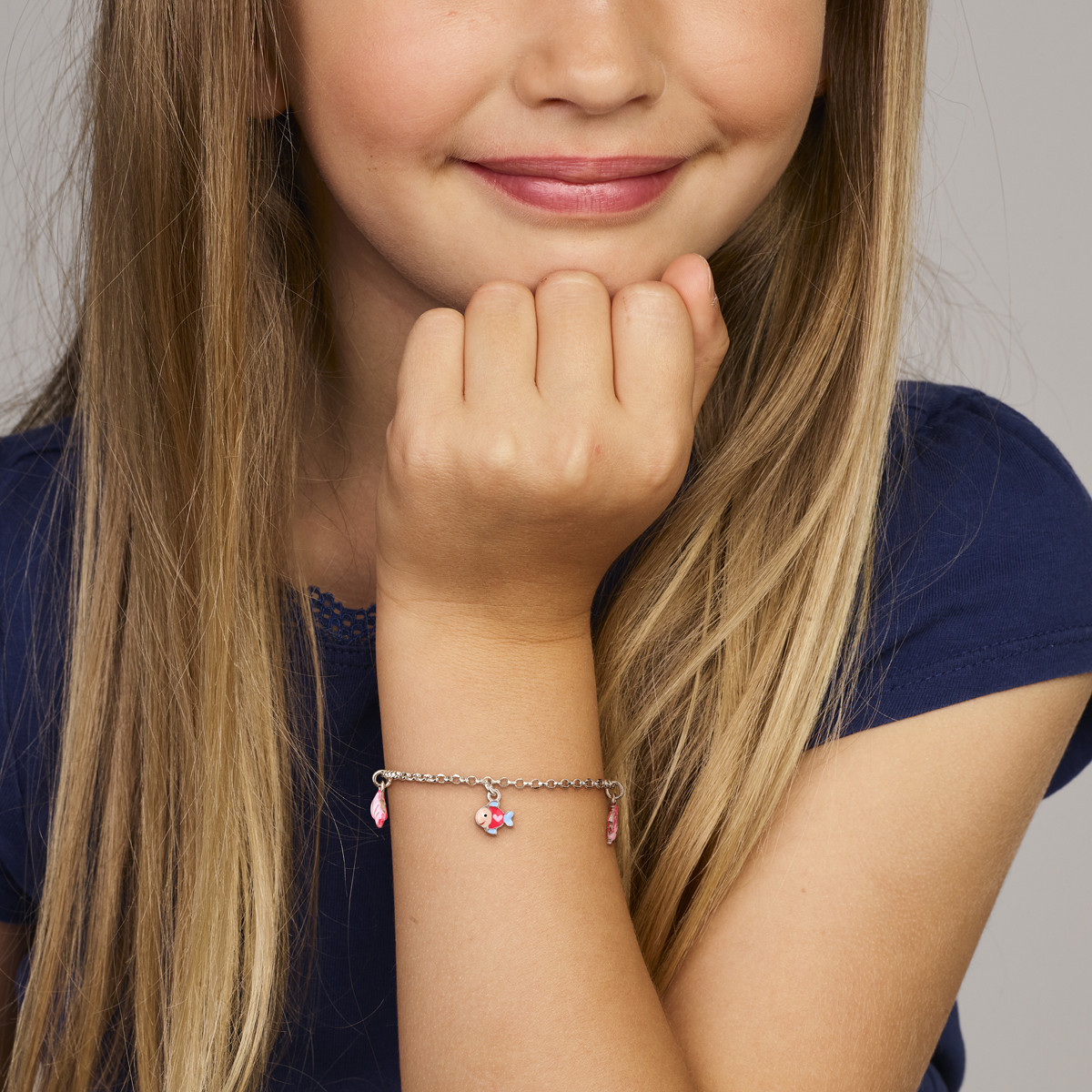Zilveren kinderarmband met roze vissen en een krab van emaille 2 mm breed - Lengte 13-16 cm