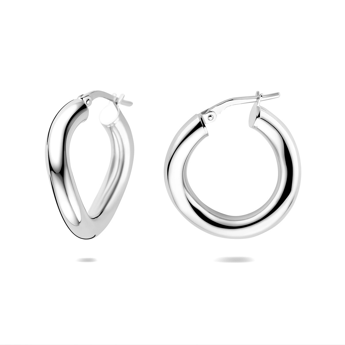 Zilveren oorringen met organische vorm glanzend 4 mm breed - Diameter 23 mm