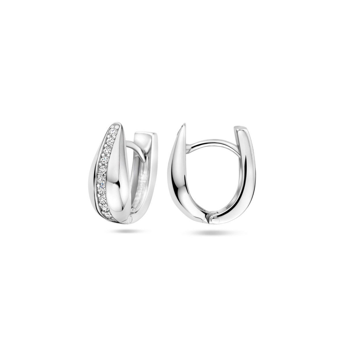 Zilveren oorringen met transparante zirkonia en moderne twist 7 mm breed - Hoogte 14 mm