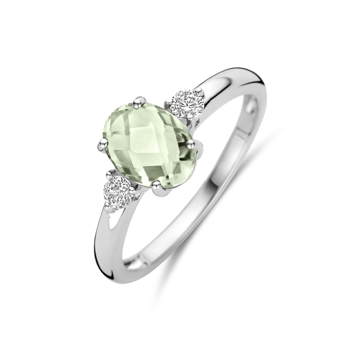 Zilveren ring met groene ovale amethist en 2 briljant geslepen zirkonia's 8 mm breed