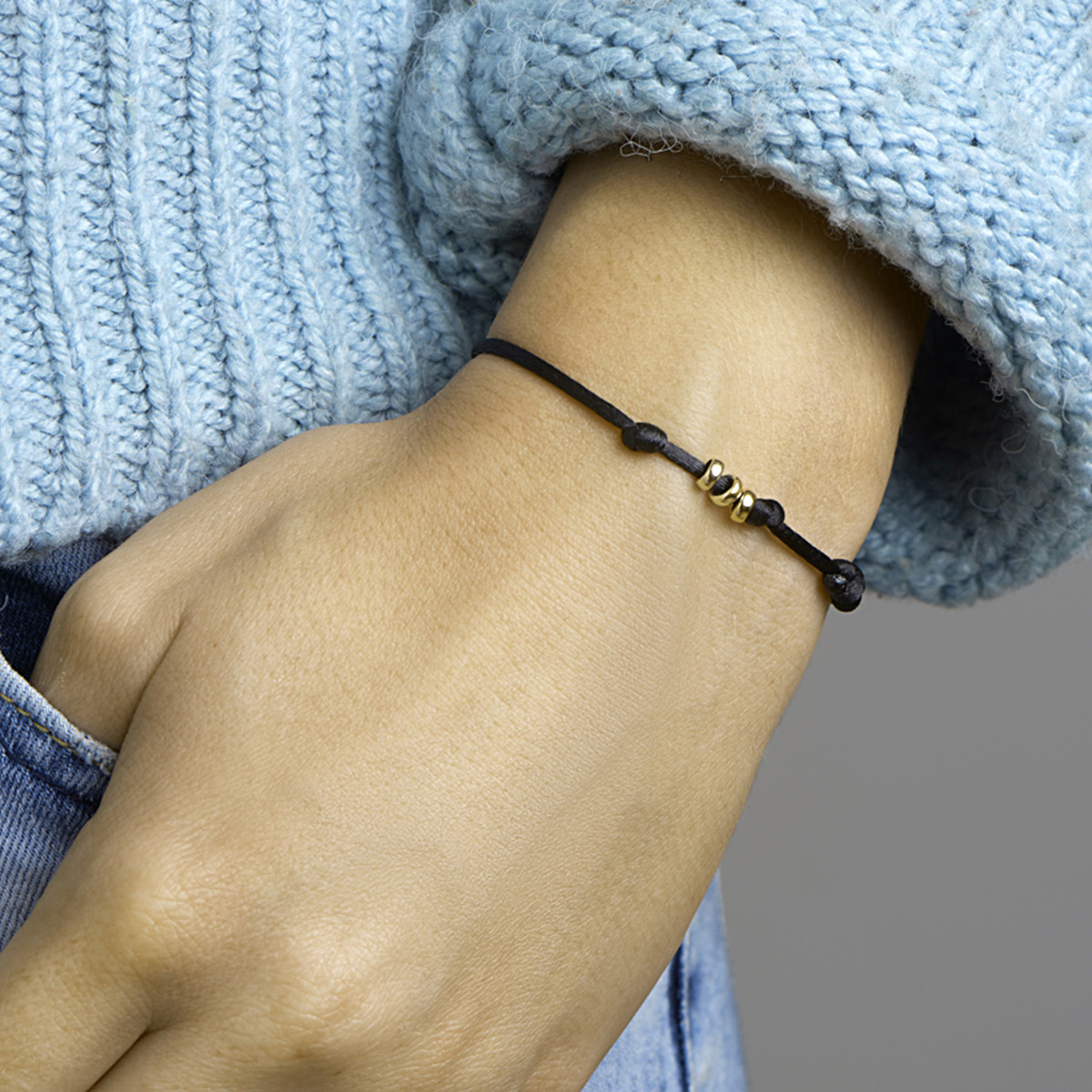Zwart satijnen armband met drie gouden ringetjes - Lengte 13 cm - 26 cm