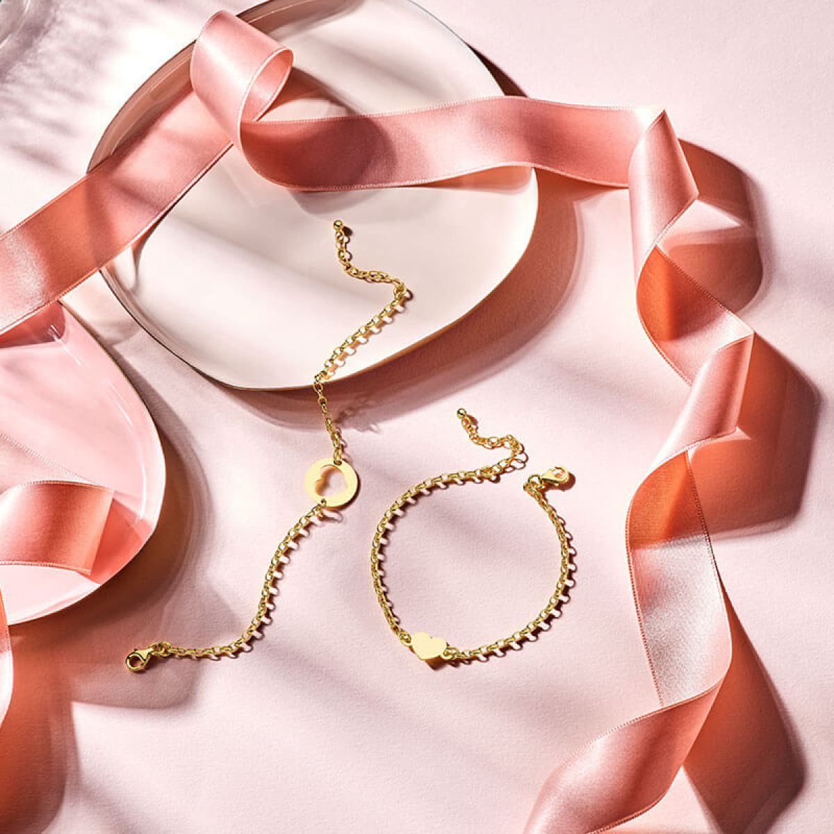 Gouden armband met ronde hanger uitgesneden hart