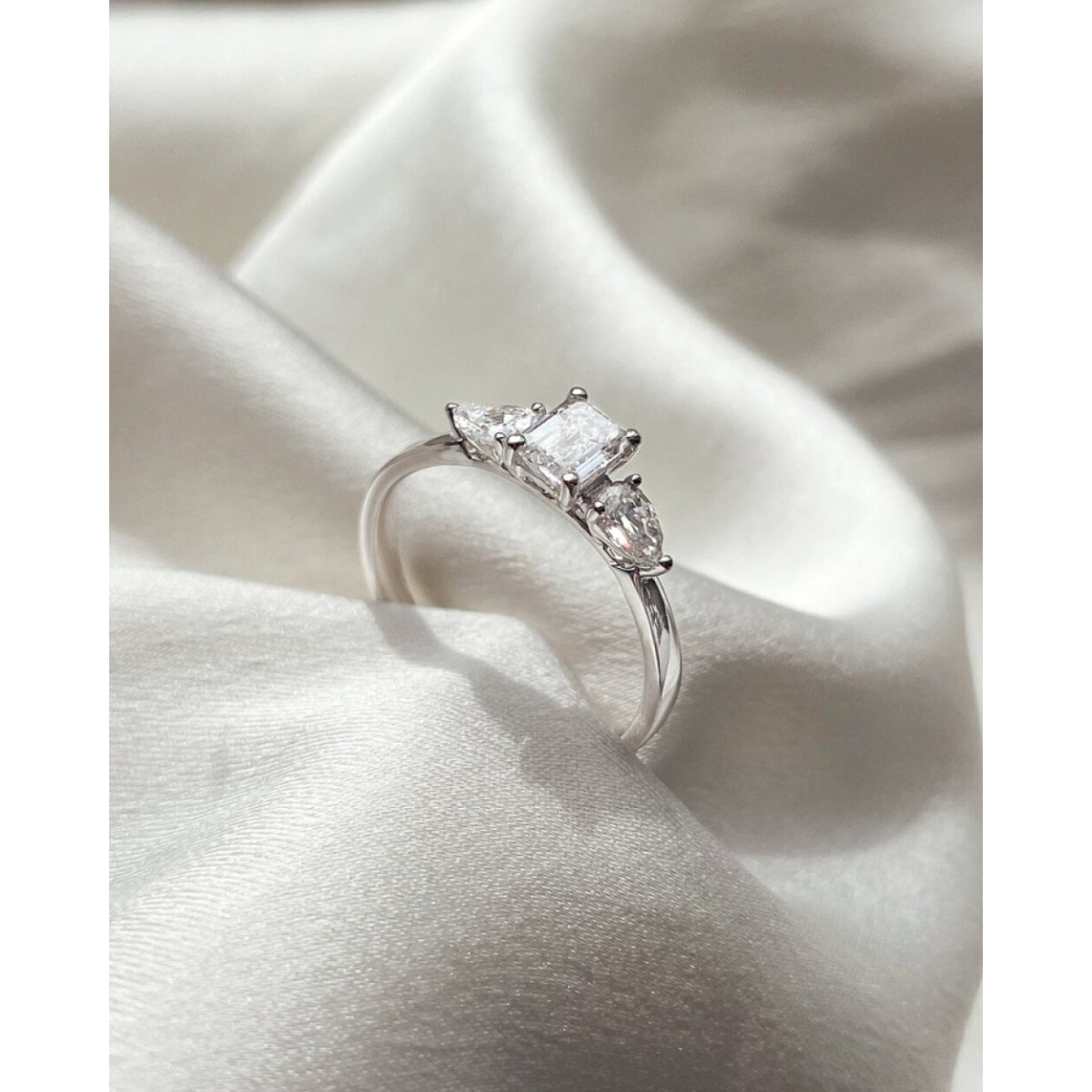 Aurore Lize RA25610090 witgouden trilogy verlovingsring met emerald lab grown diamant 0.90 crt