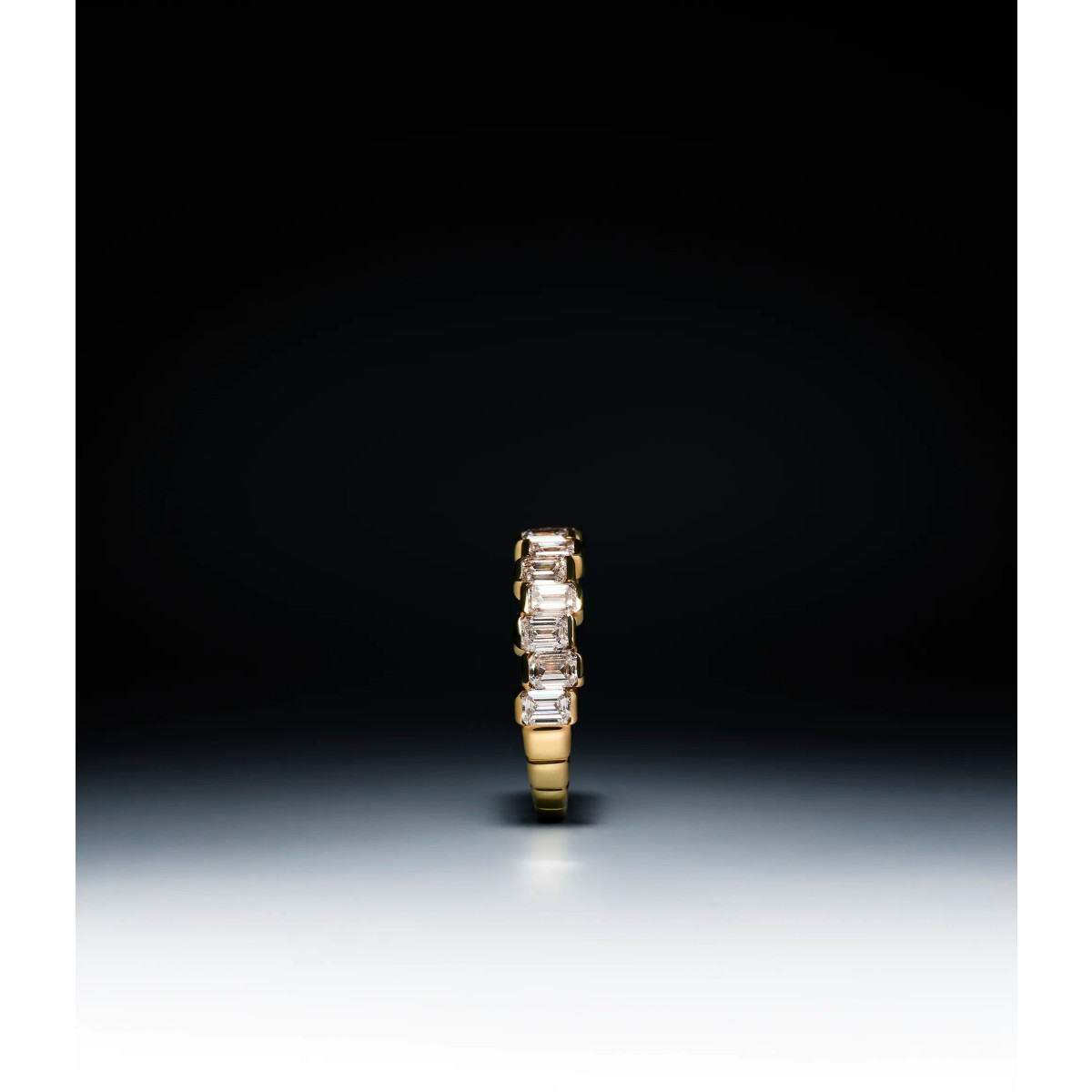 Delve ring 028 18-karaat gouden ring met emerald geslepen lab grown diamanten op een rij 2.5 mm breed