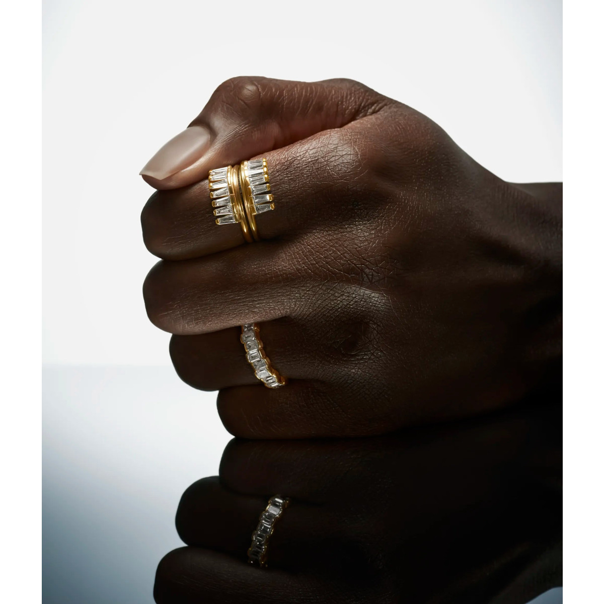 Delve ring 028 18-karaat gouden ring met emerald geslepen lab grown diamanten op een rij 2.5 mm breed