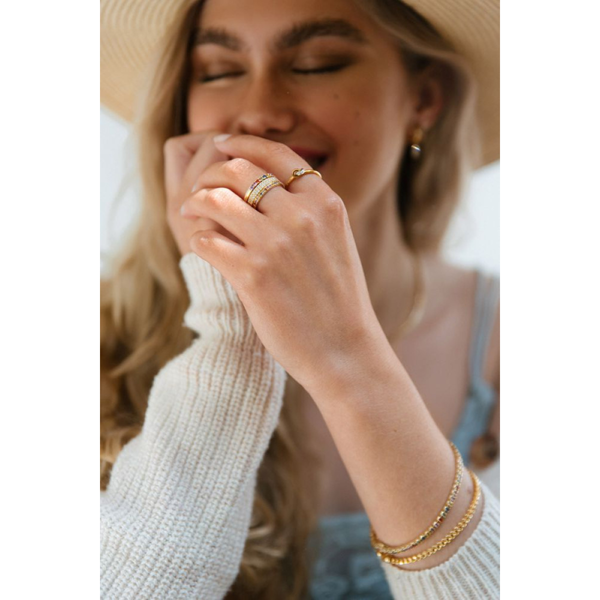 Gouden ring met regenboog saffier