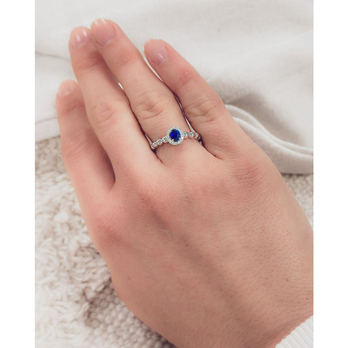 Witgouden entourage ring met diamant  saffier en bolletjes