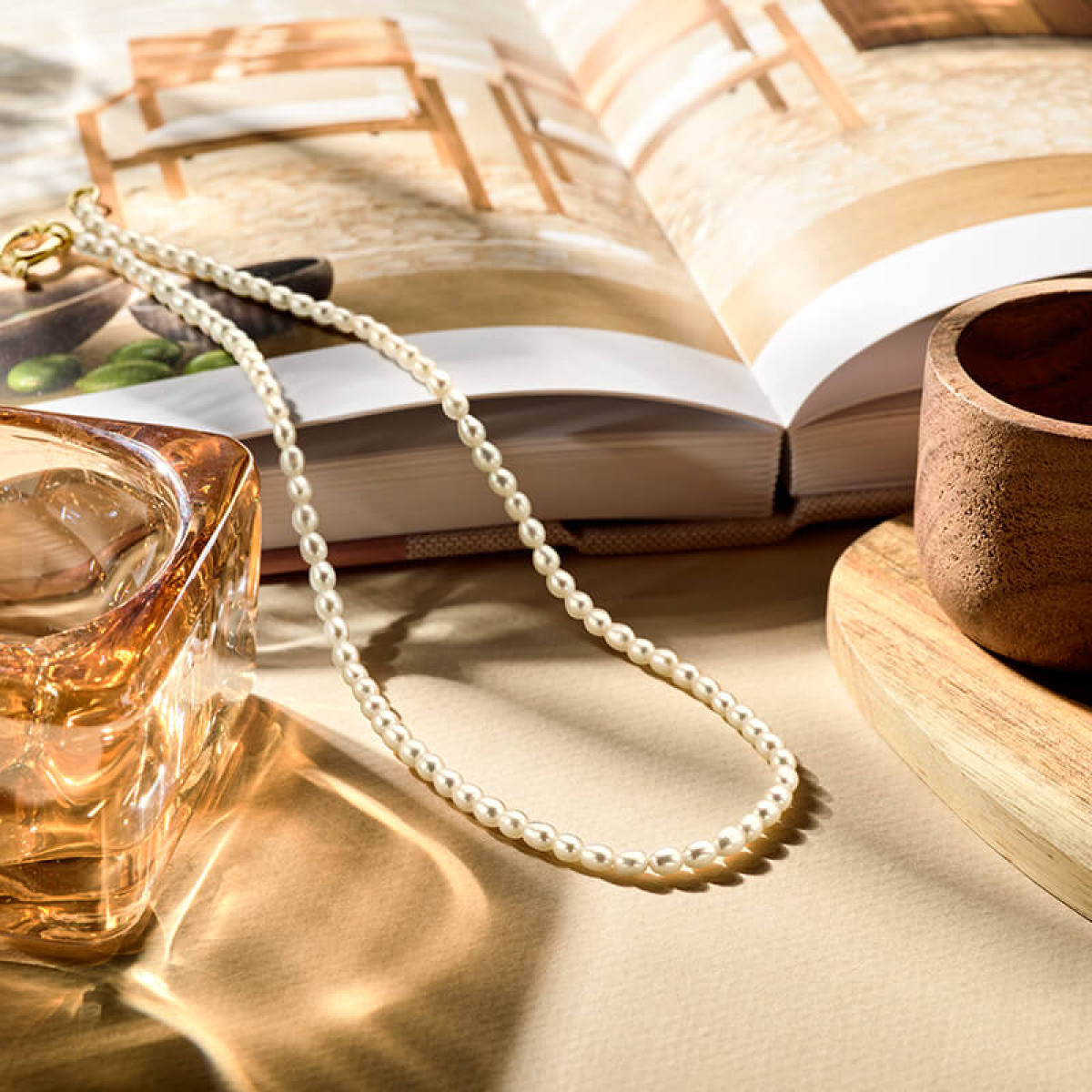 Gouden parel ketting met groot veerslot
