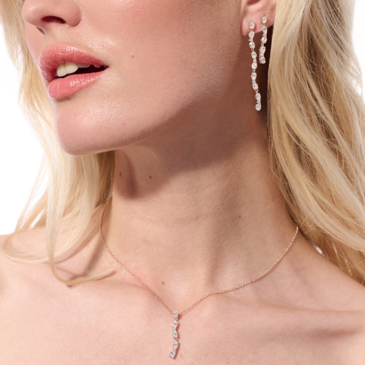 Sif Jakobs Ellera Ovale Lungo SJ-N2421-CZ Zilveren ketting met golvende hanger en zirkonia - max. 45 cm