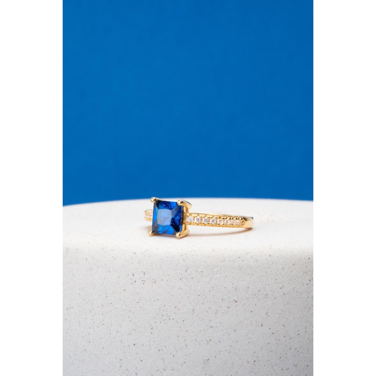 Sif Jakobs Ellera SJ-R42280-BLCZ-YG gold plated ring blauw zirkonia 6 mm breed