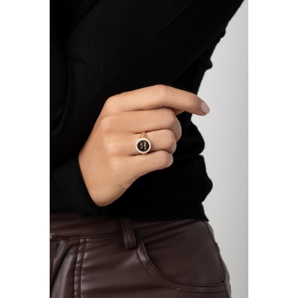 Sif Jakobs Follina SJ-R11583-CZ-YG goudkleurige ring met pavé zirkonia cirkel