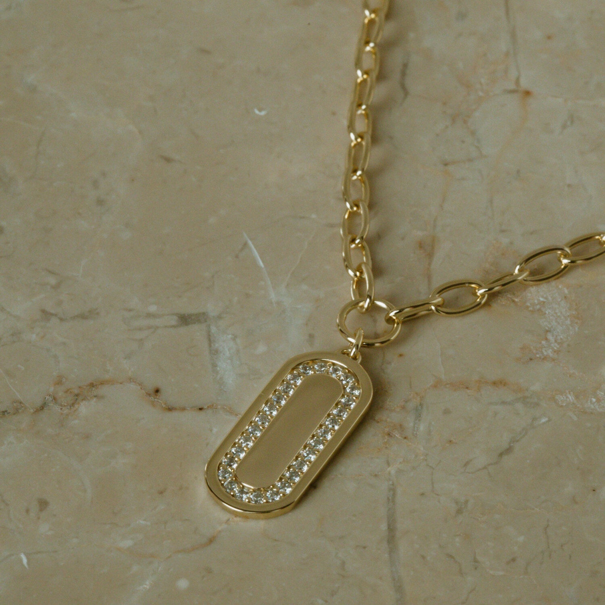Sif Jakobs gold plated ketting met dichte ovale hanger en zirkonia rand SJ-N42231-CZ-YG