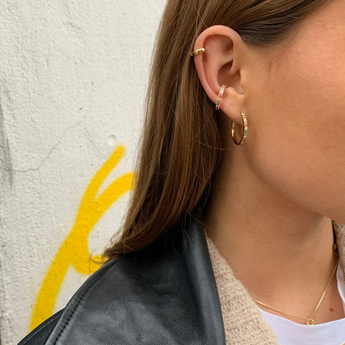 Sif Jakobs gold plated klapcreolen met multicolor zirkonia's Ellera SJ-E22030-XCZ-SG