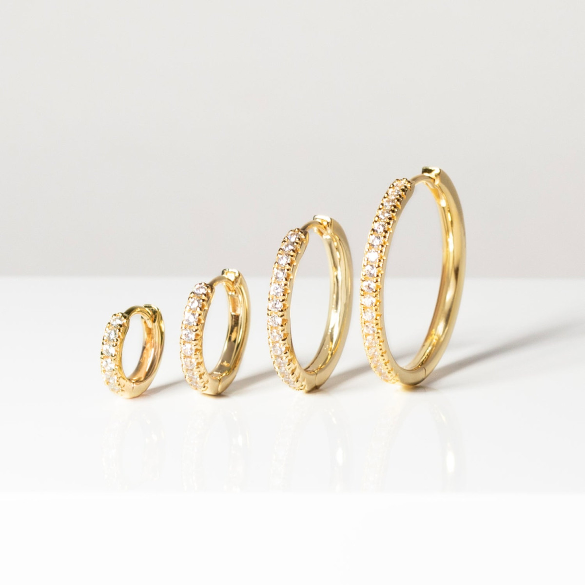 Sif Jakobs gold plated klapcreolen met multicolor zirkonia's Ellera SJ-E22030-XCZ-SG