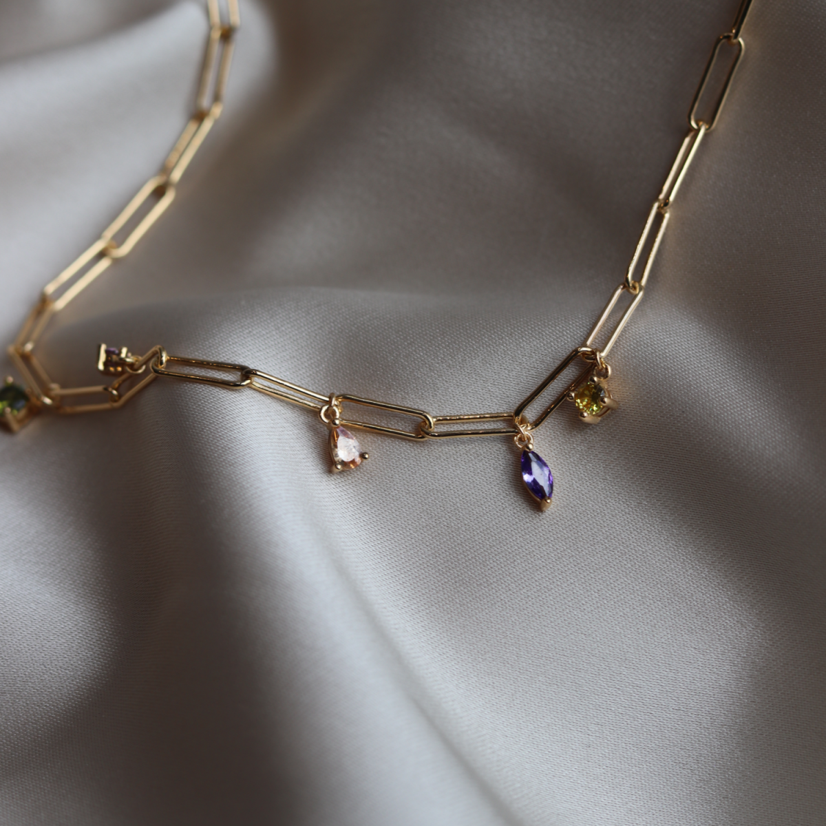 Sif Jakobs gold plated paperclip ketting met groen, paars, roze, oranje en gele zirkonia's SJ-N22122-XCZ-SG