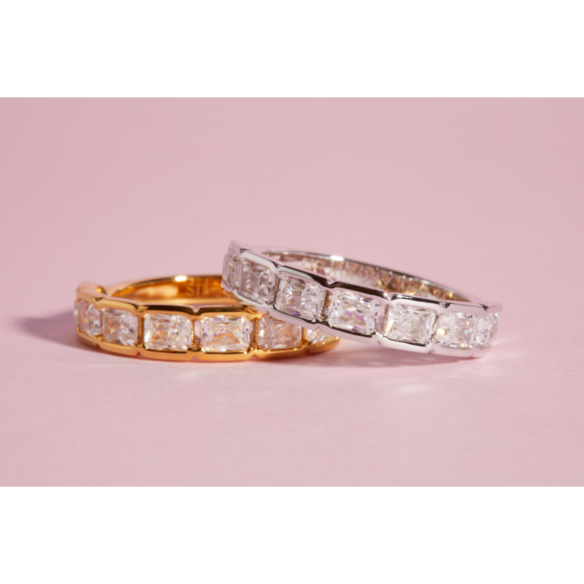 Sif Jakobs Roccanova SJ-R42265-CZ-YG gold plated ring met vierkante zirkonia rij 4.3 mm breed