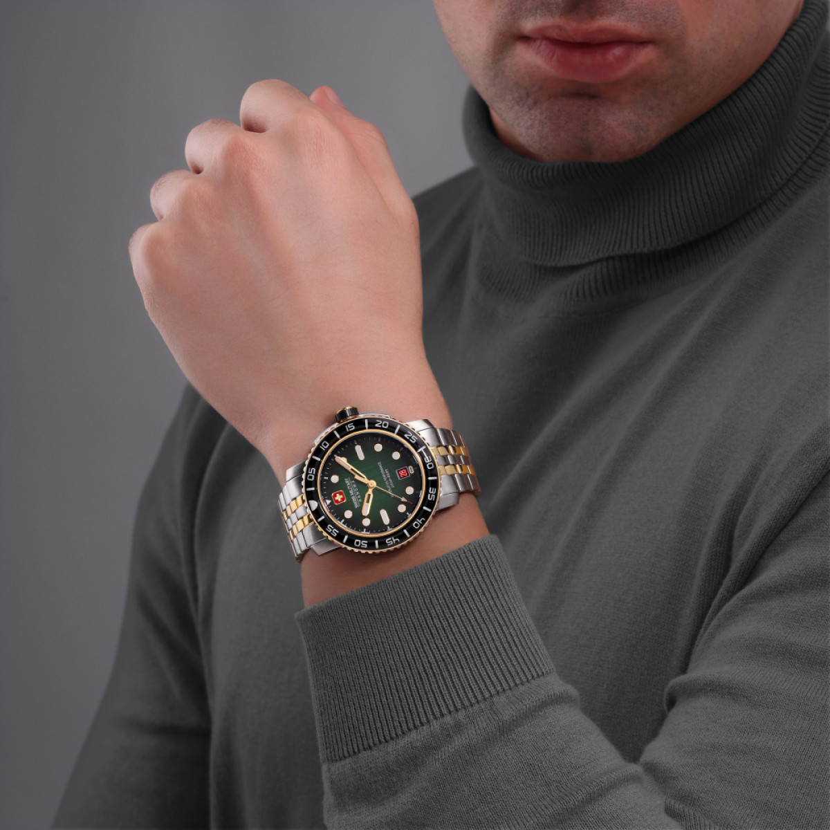 Swiss Military Hanowa Black Marlin SMWGH0001761 Quartz duikhorloge in zilver-en goudkleurig staal - Ø 44 mm