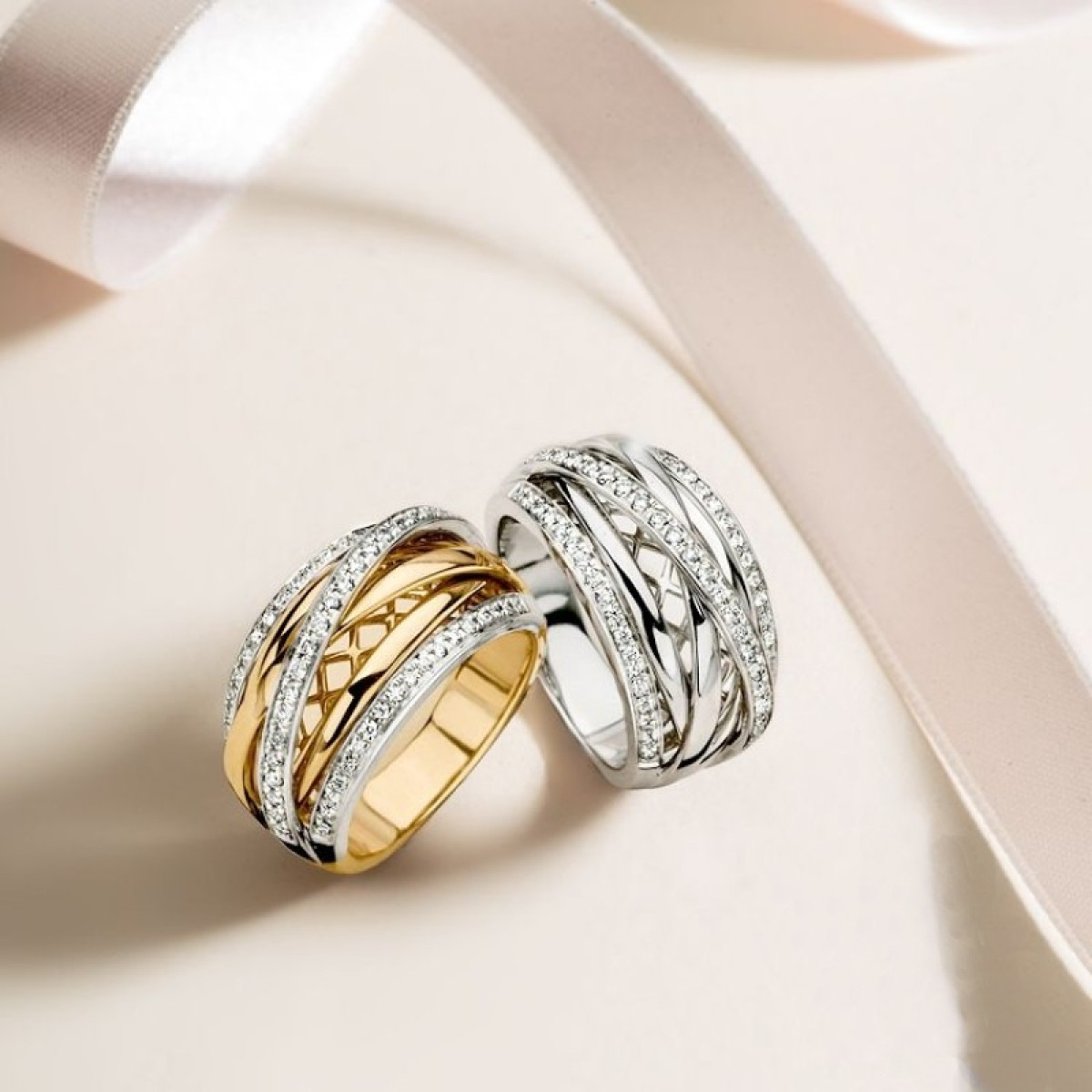 Spaghetti ring met uniek design en diamant 0.34 crt.