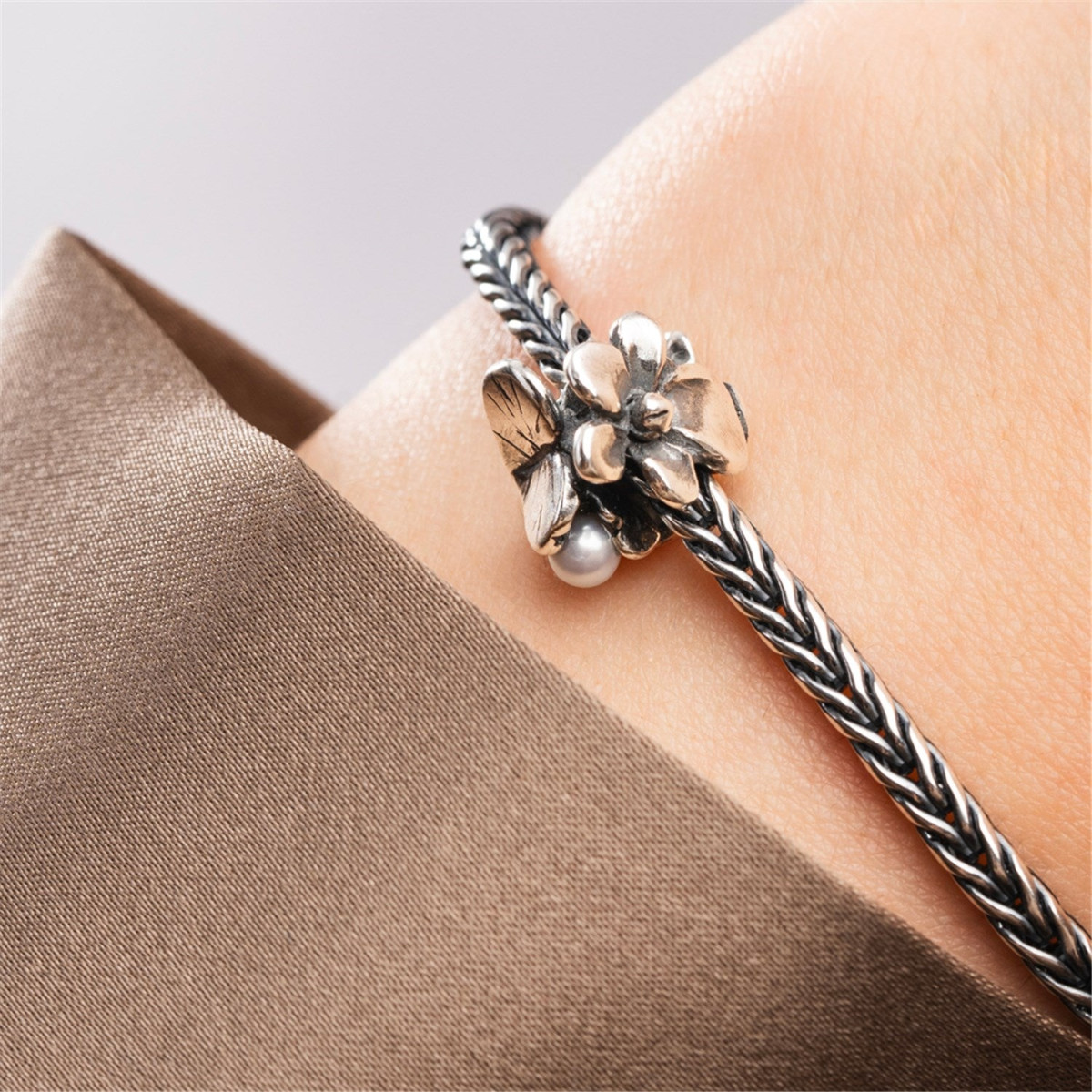 Trollbeads TAGBE-00028 Februariviooltje geboortebloem bedel met parel