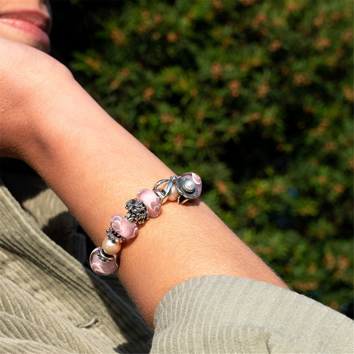 Trollbeads TAGBE-00288 Omringd door bloemen zilveren bedel met parel
