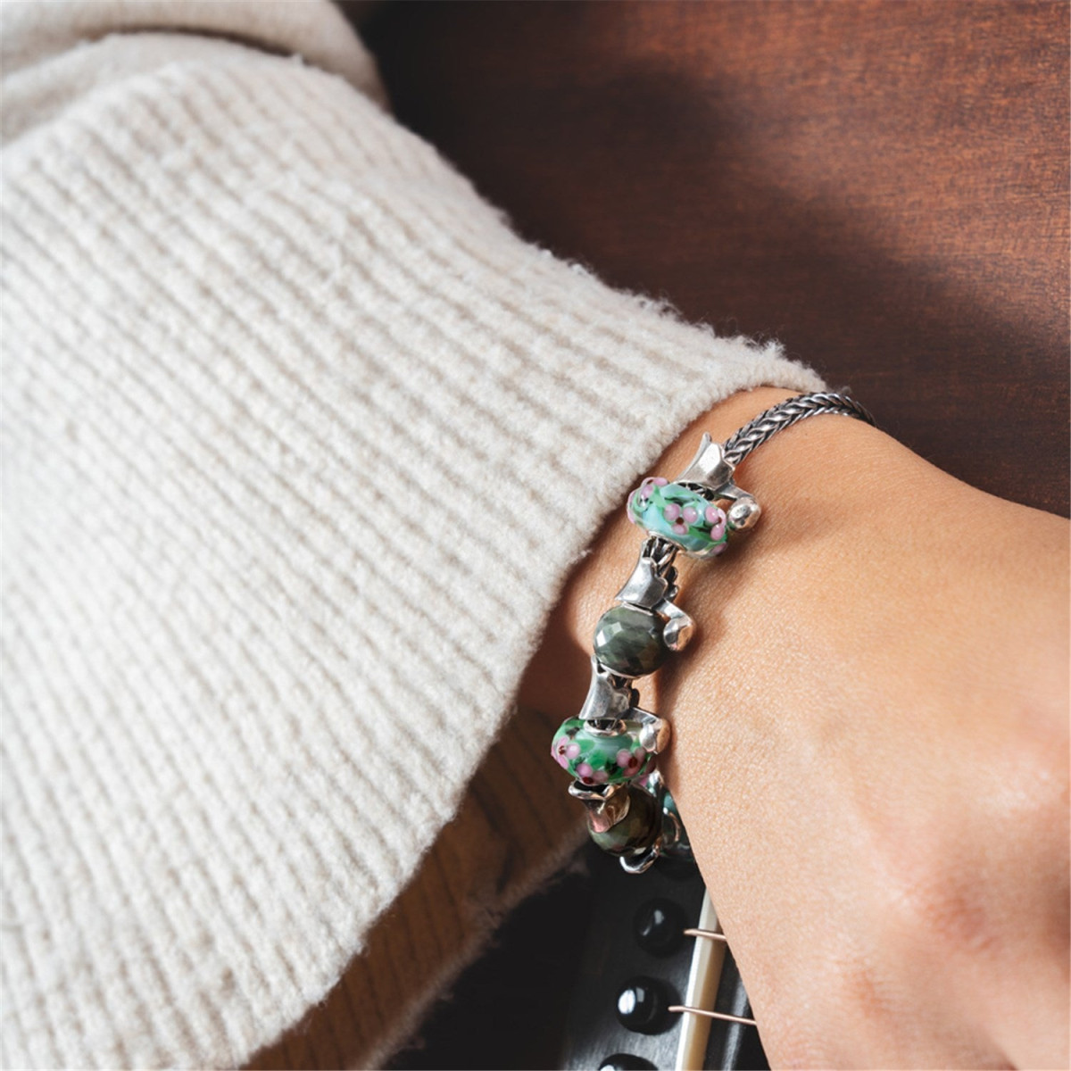 Trollbeads TGLBE-20367 Betoverde rozentuin kraal van glas