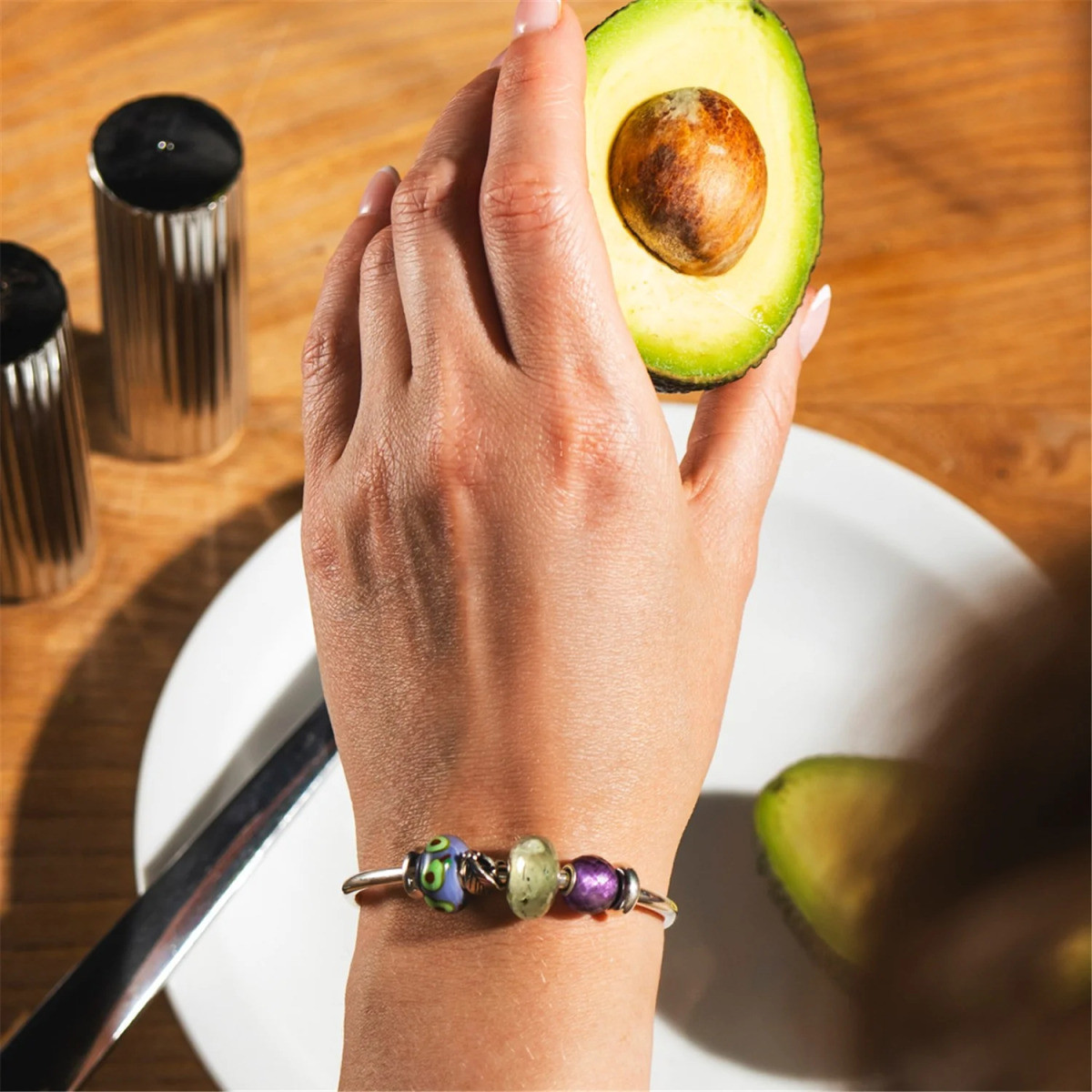 Trollbeads TGLBE-20481 Avocado glazen kraal met lila basis en groene avocado - Special edition