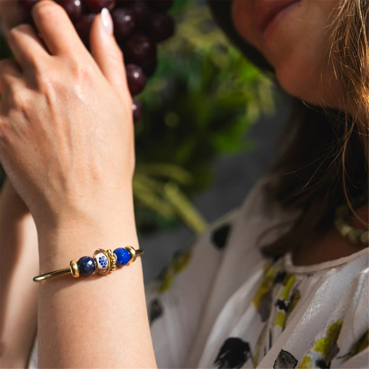 Trollbeads TGLBE-20483 Druiven glazen kraal met blauwe druiventros op witte basis - Special edition
