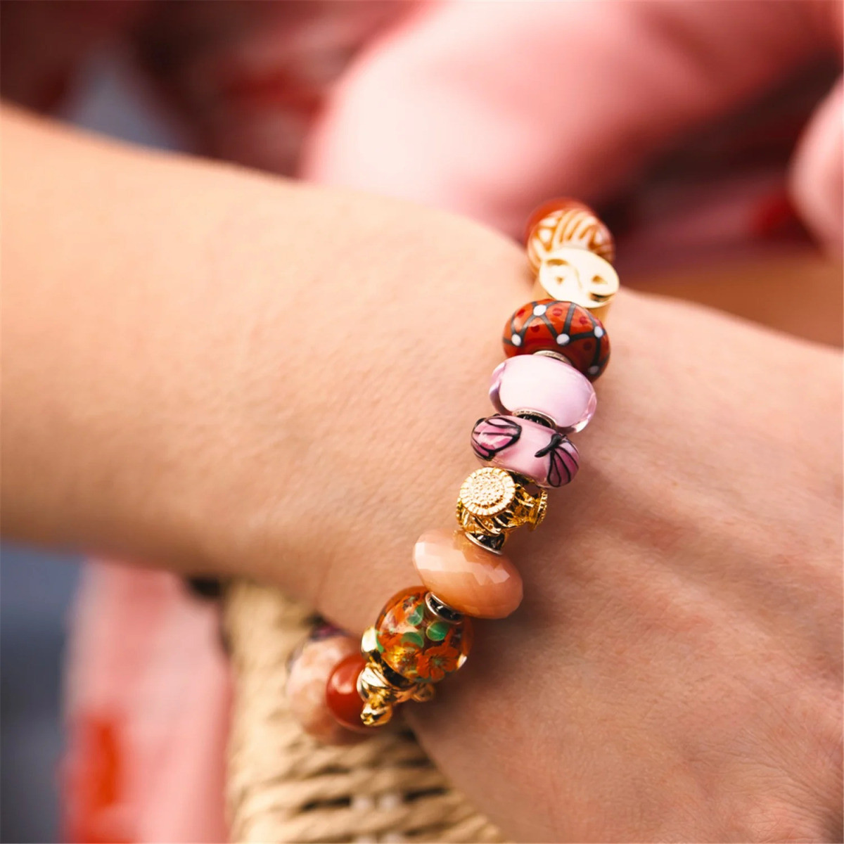 Trollbeads TGPBE-50001 Liefde in balans gold plated bedel met yin yang teken en hartjes