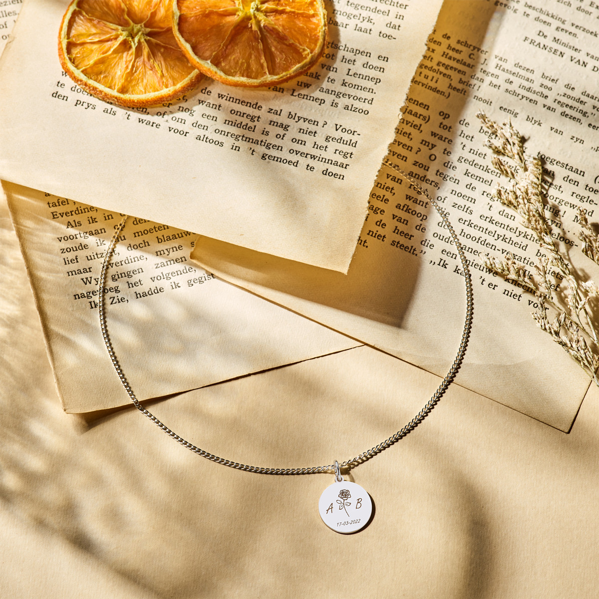 Zilveren ronde hanger met roos, twee initialen en datum
