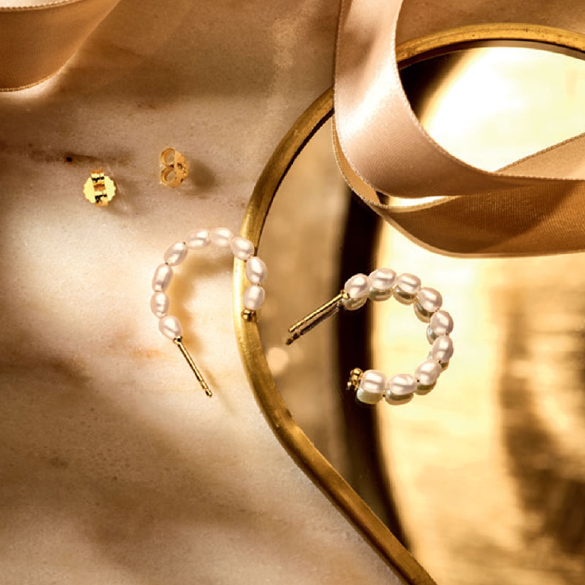 Gold plated oorringen met parels 4 mm 22 mm