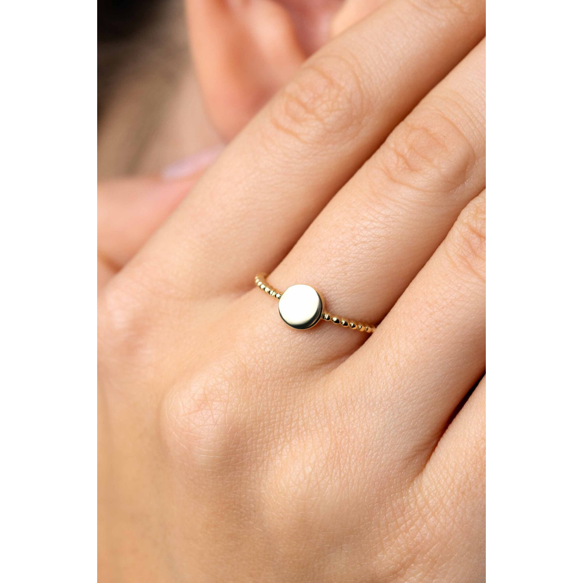 Zinzi ZGR399 gouden ring met rond plaatje en bolletjesmotief 6.6 mm breed