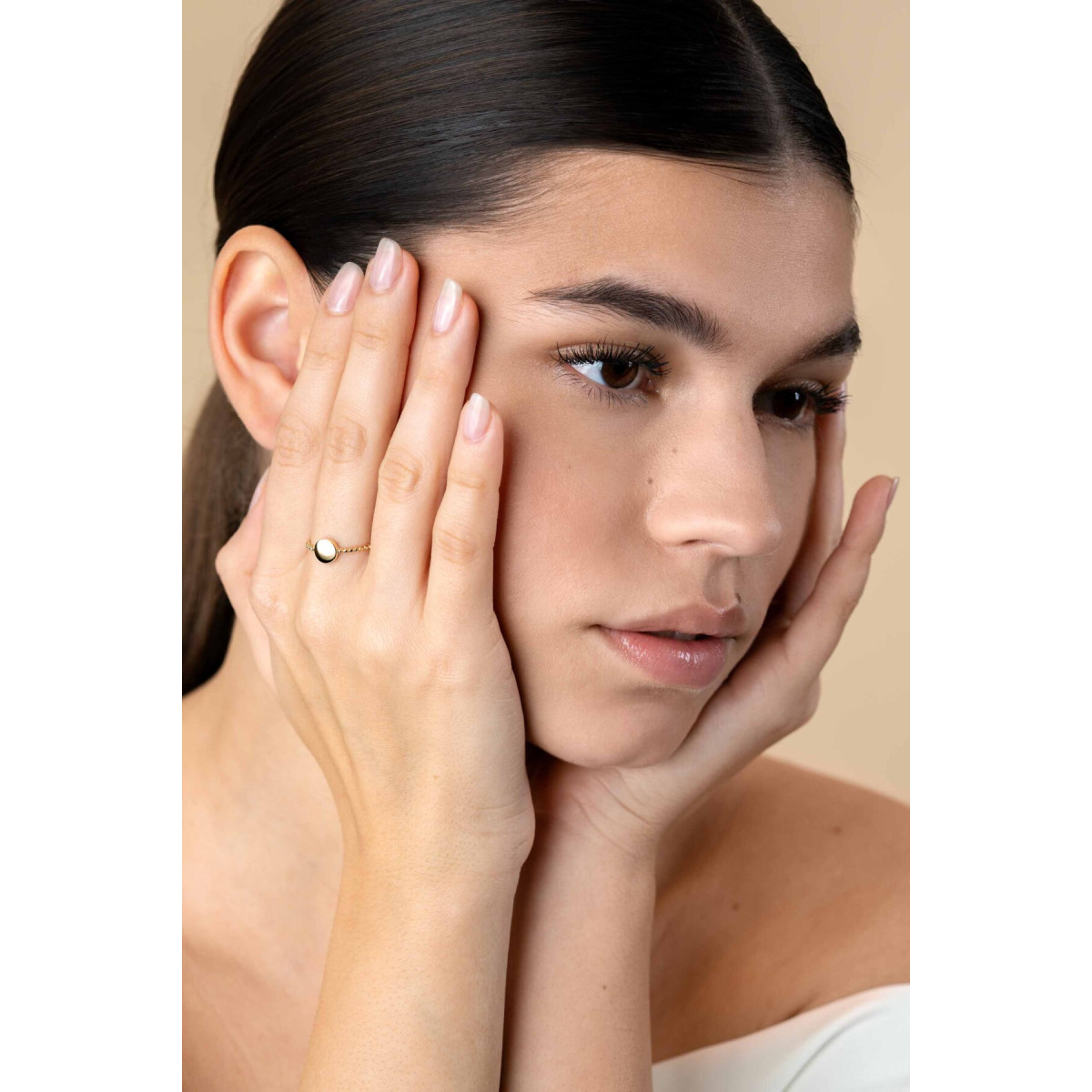 Zinzi ZGR399 gouden ring met rond plaatje en bolletjesmotief 6.6 mm breed