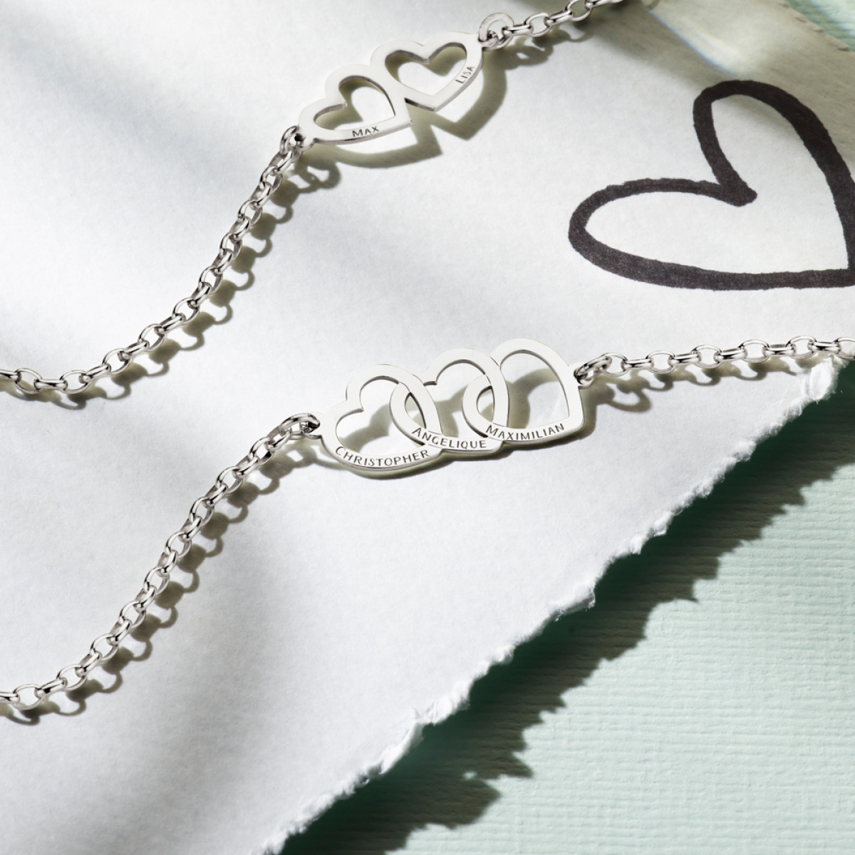 Names4ever zilveren armband met drie hartjes en namen 