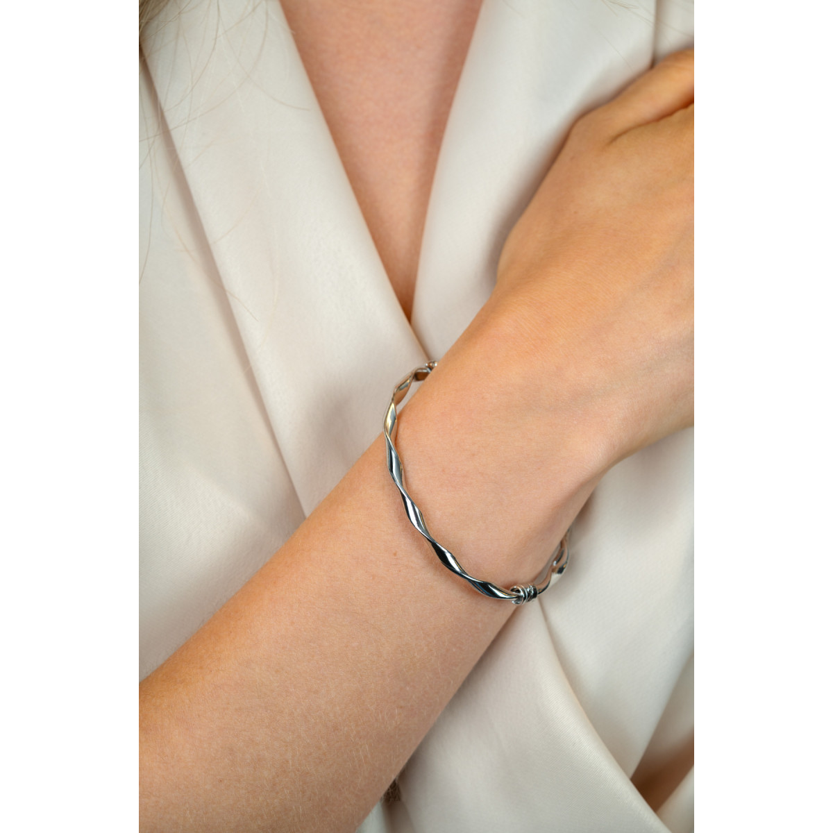 Zinzi Fatima's Favorieten ZIA2756 zilveren bangle met gedraaide vorm 4 mm breed - Diameter 60 mm