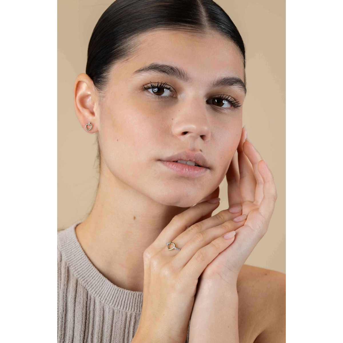 Zinzi Liekes Favorieten ZIO2566 goudkleurige hartjes oorstekers met zirkonia 7.8 mm breed
