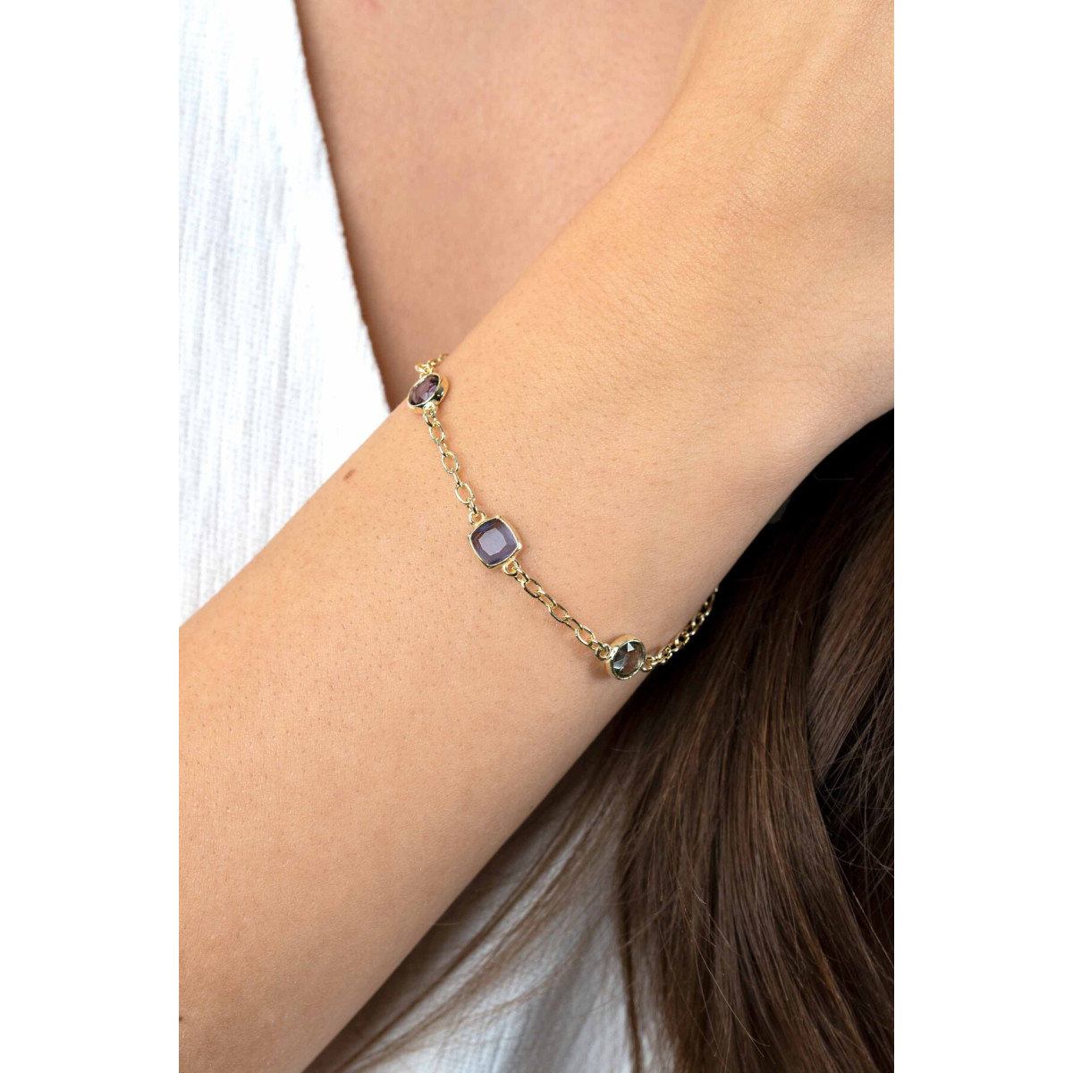 Zinzi ZIA2525G gold plated armband met 3 paarse zirkonia's 7.3 mm breed - Lengte 17-20 cm