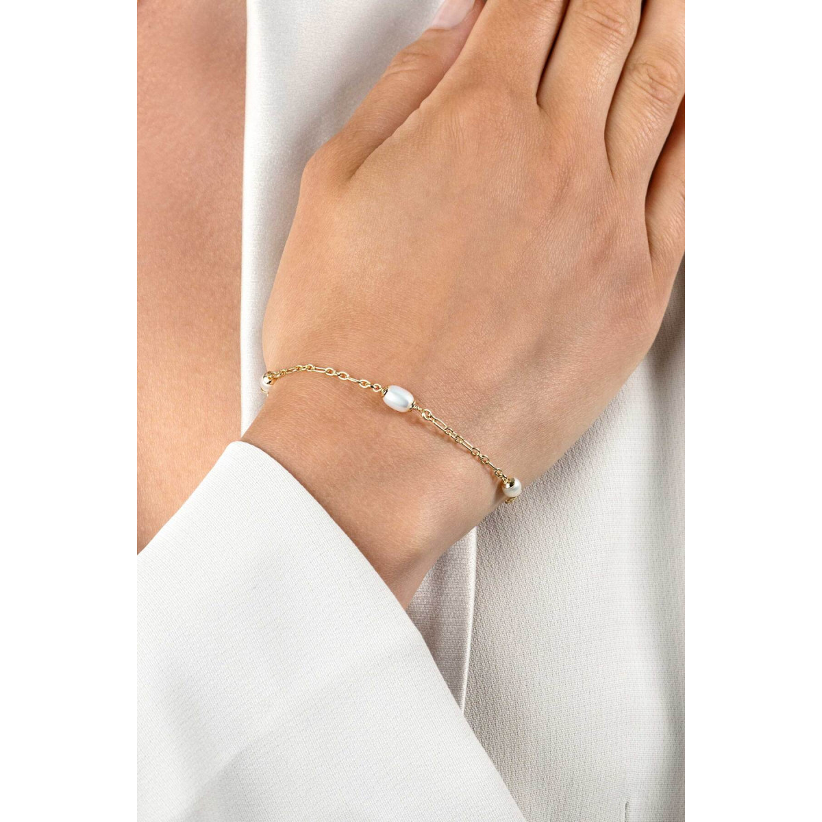 Zinzi ZIA2588 goudkleurige armband met 3 witte parels 5.6 mm breed - Lengte 17-20 cm