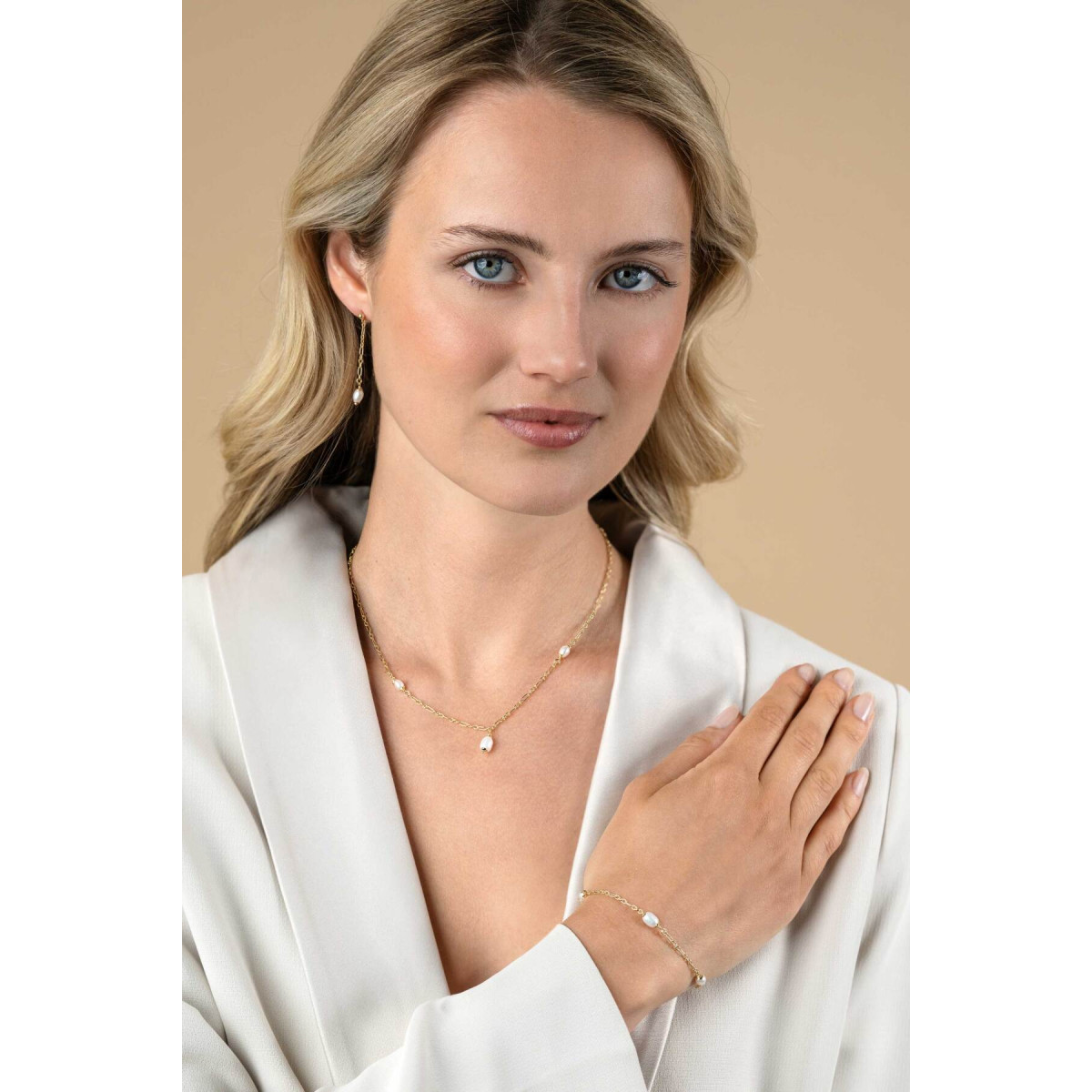 Zinzi ZIA2588 goudkleurige armband met 3 witte parels 5.6 mm breed - Lengte 17-20 cm